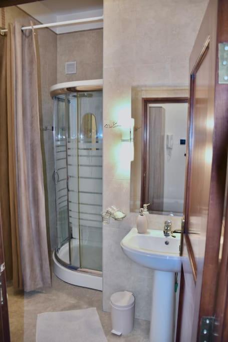 Apartment In Belgrade With Small Parking Space ภายนอก รูปภาพ